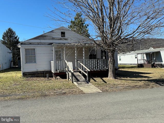 manufactured / mobile home with a porch and a front lawn