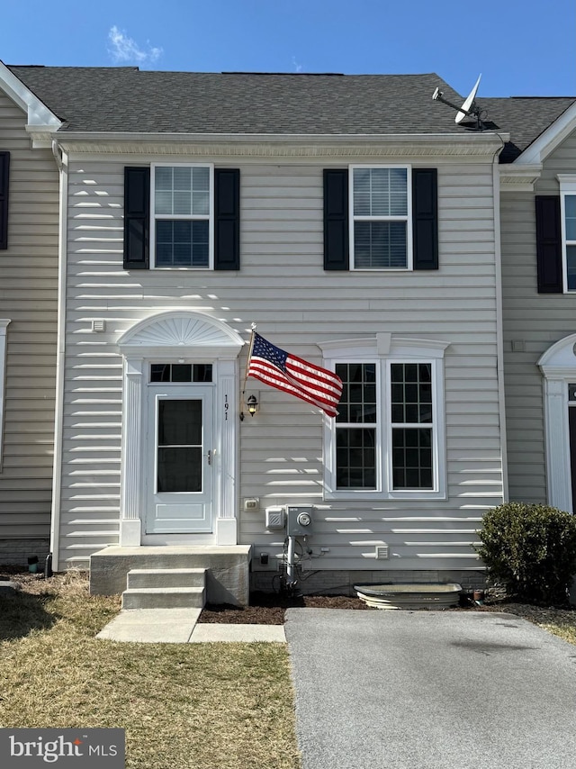 townhome / multi-family property featuring a shingled roof