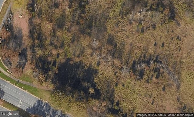 birds eye view of property featuring a wooded view