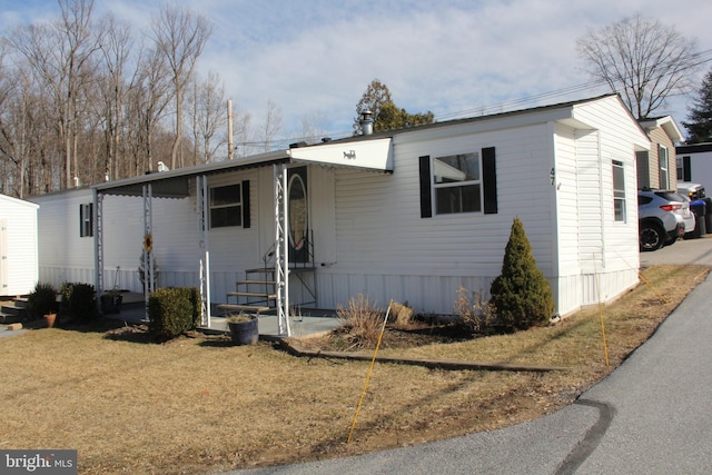 manufactured / mobile home featuring a front yard