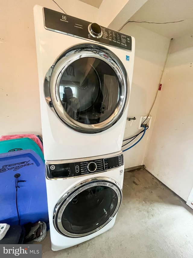 365 Heritage Way, Tuckerton, NJ 08087 - laundry room with laundry area and stacked washer / drying machine