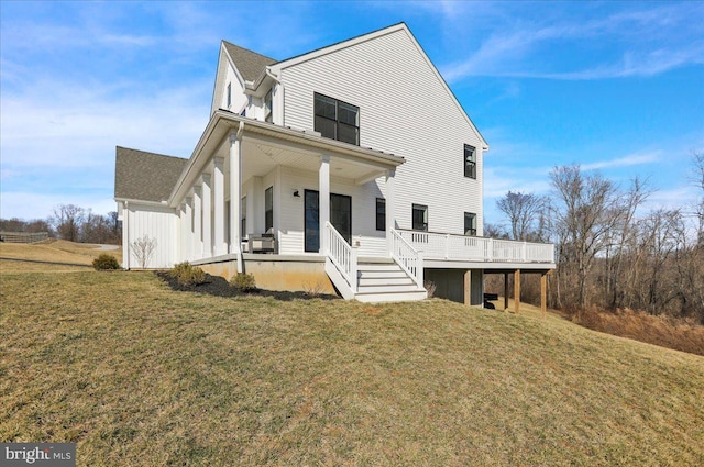 view of front facade featuring a front yard