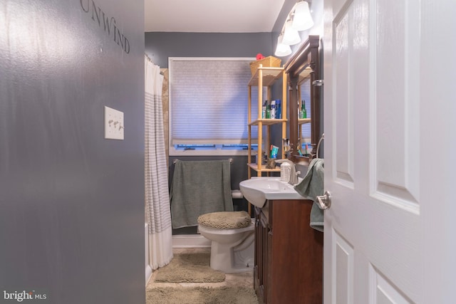 full bath featuring vanity, toilet, and a shower with curtain