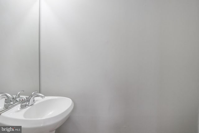 bathroom featuring a sink
