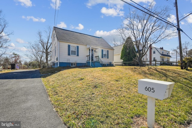 view of front of home featuring a front lawn and fence