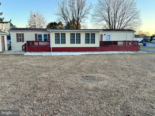 manufactured / mobile home featuring a front lawn