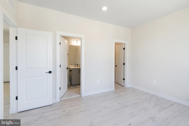 unfurnished bedroom featuring light wood finished floors, recessed lighting, visible vents, connected bathroom, and baseboards