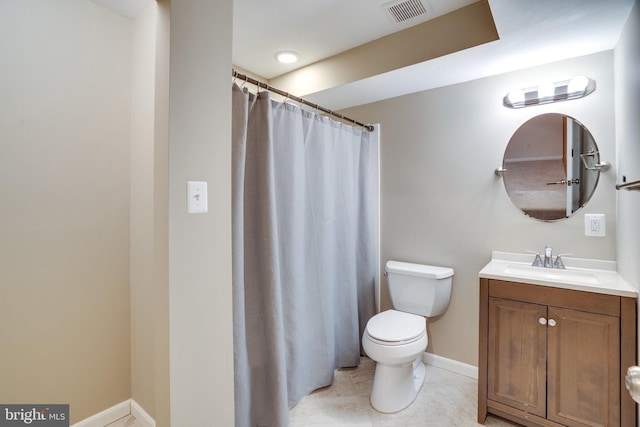 bathroom featuring visible vents, toilet, a shower with shower curtain, baseboards, and vanity