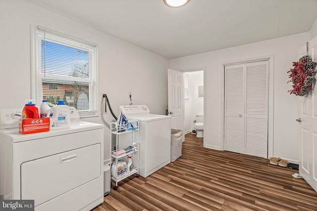 laundry room featuring laundry area, independent washer and dryer, baseboards, and wood finished floors