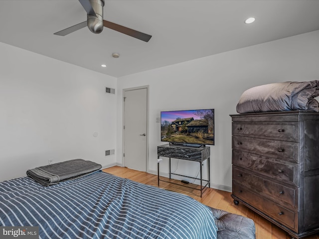 bedroom featuring light wood finished floors, baseboards, visible vents, a ceiling fan, and recessed lighting