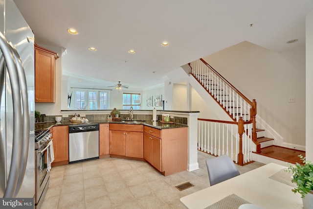 kitchen with visible vents, a peninsula, stainless steel appliances, a sink, and recessed lighting