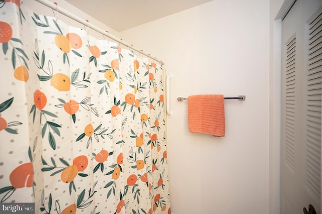 bathroom featuring a shower with shower curtain