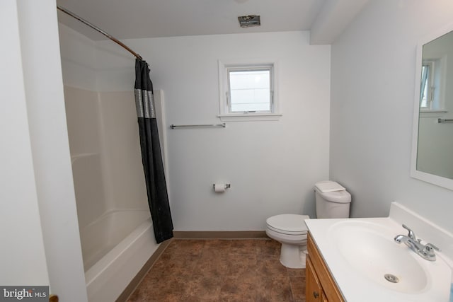 full bathroom featuring baseboards, shower / bath combo with shower curtain, toilet, and vanity