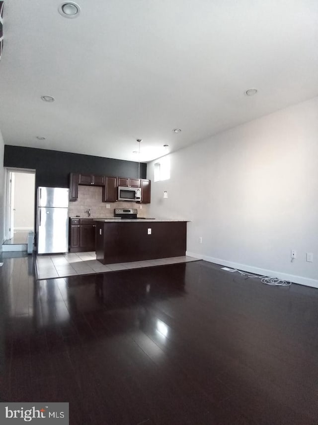 interior space featuring light wood finished floors, a healthy amount of sunlight, recessed lighting, and baseboards