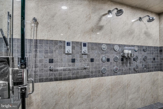 interior details with a tile shower