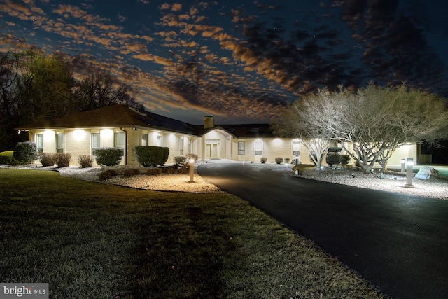 view of front of property featuring a front yard