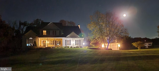 view of front of property featuring a lawn