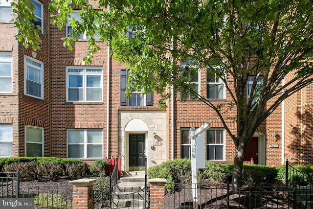 10202 Sherman Heights Pl Unit 48, Columbia, MD 21044 - townhome / multi-family property featuring a fenced front yard and brick siding