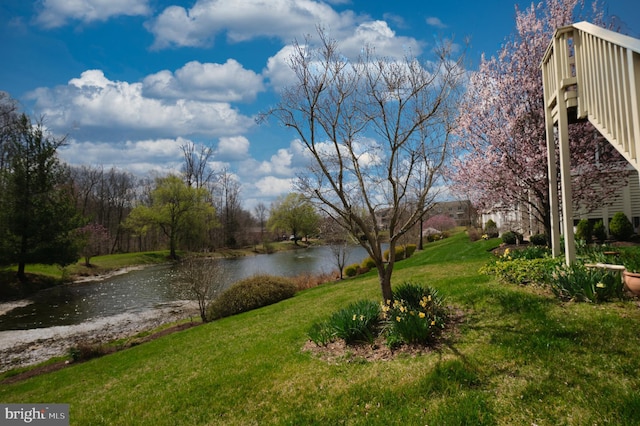 view of yard featuring a water view