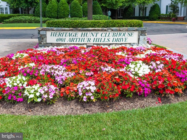 view of community / neighborhood sign