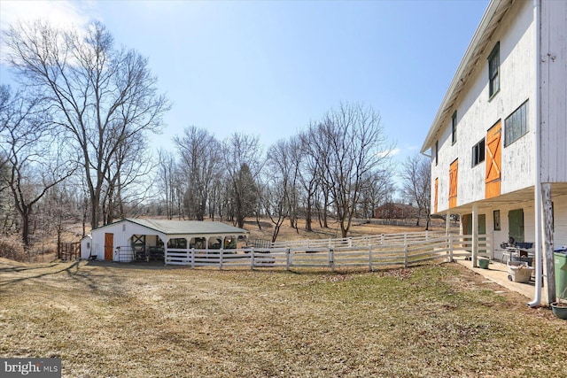 view of yard featuring an outdoor structure