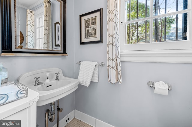 bathroom featuring a sink