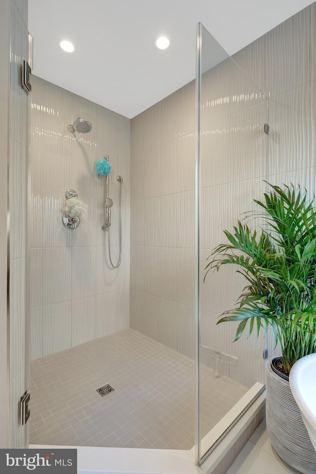 bathroom featuring a tile shower