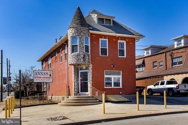 view of front facade featuring brick siding