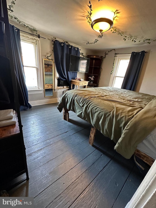 bedroom with baseboards and hardwood / wood-style floors