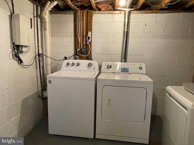 laundry area with laundry area and washer and clothes dryer