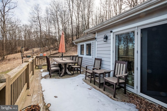 deck with outdoor dining space