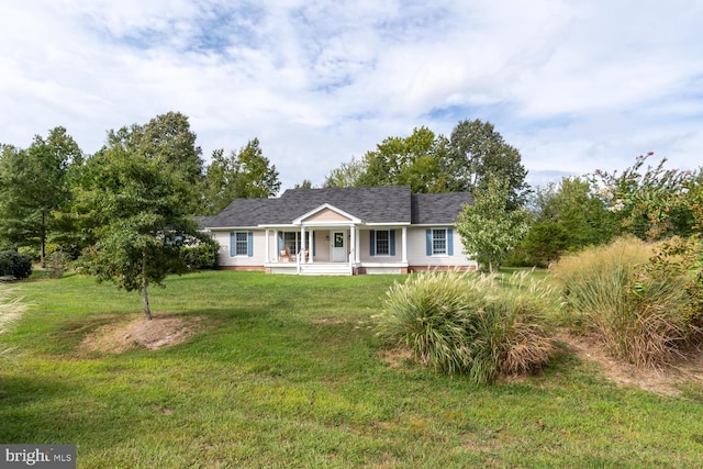 view of front of home featuring a shingled roof, a porch, and a front yard