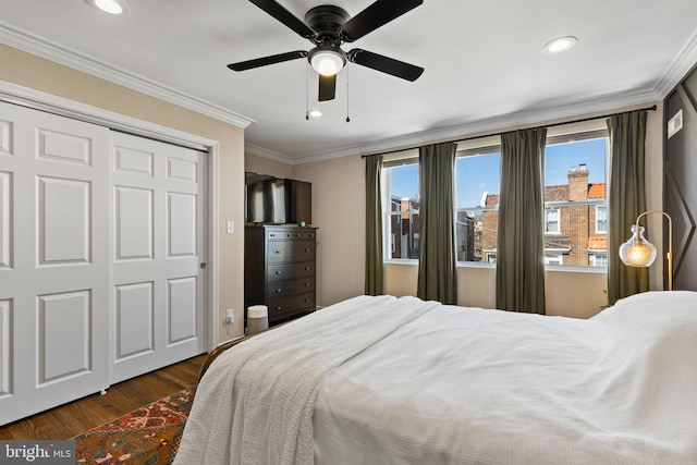 bedroom with ceiling fan, recessed lighting, dark wood-style flooring, and ornamental molding