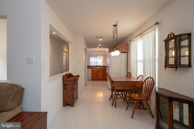 dining space featuring recessed lighting, visible vents, a notable chandelier, and baseboards