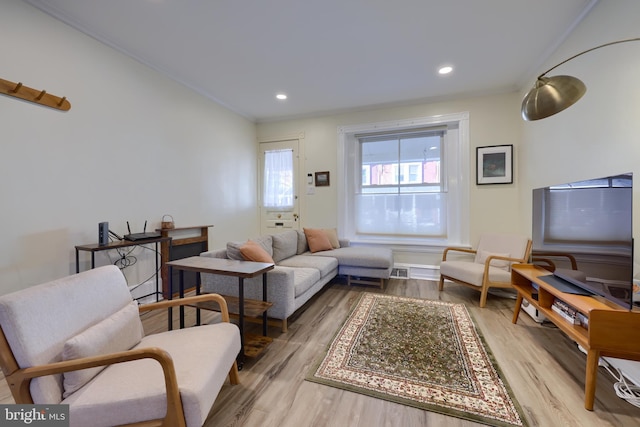 living room featuring light wood finished floors, visible vents, and recessed lighting