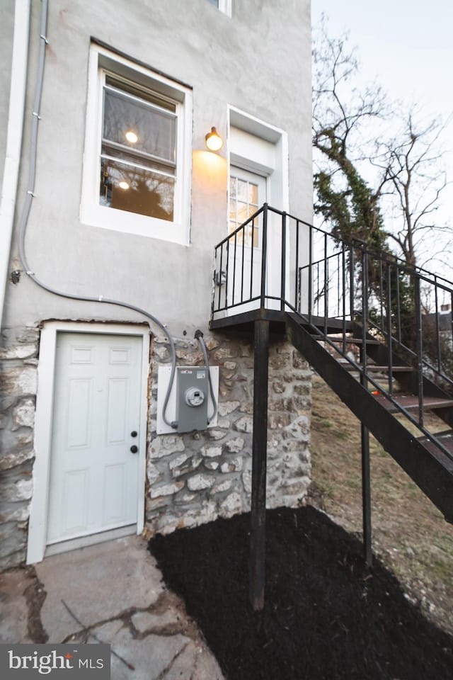 view of exterior entry with stucco siding