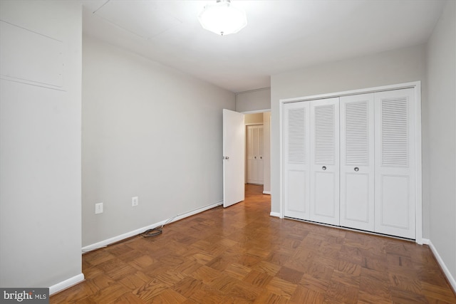 unfurnished bedroom featuring baseboards and a closet