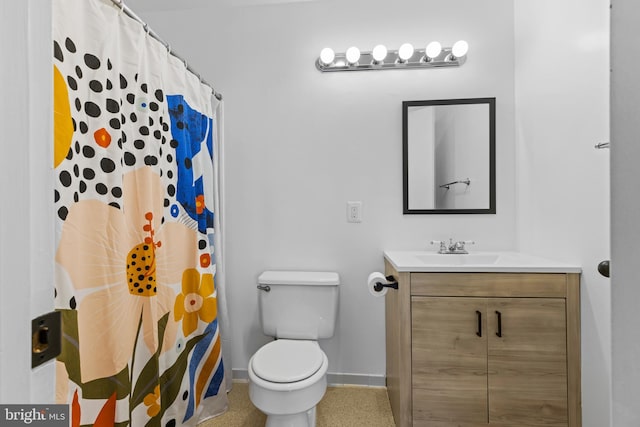 full bathroom with toilet, a shower with curtain, baseboards, and vanity