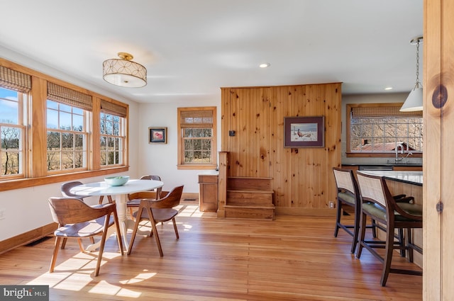 dining area featuring light wood-style floors, recessed lighting, visible vents, and baseboards