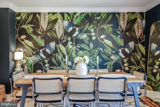 room details featuring crown molding and baseboards