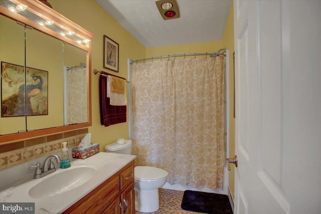 bathroom with a shower with shower curtain, vanity, toilet, and decorative backsplash