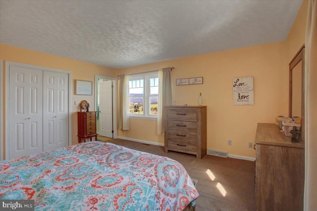 carpeted bedroom with visible vents, a textured ceiling, and baseboards