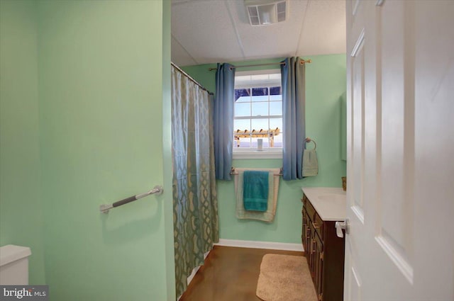 full bath with visible vents, a shower with shower curtain, toilet, vanity, and baseboards