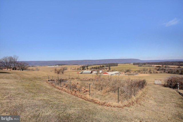 view of yard featuring a rural view