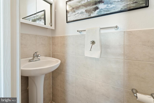 bathroom featuring tile walls