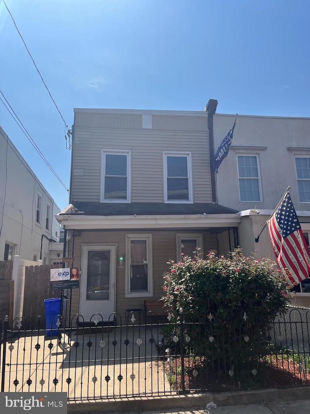 view of front of home with a fenced front yard