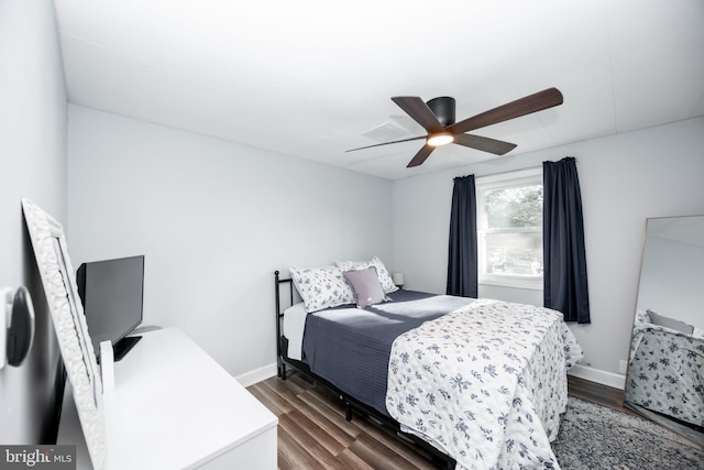 bedroom featuring dark wood finished floors, baseboards, and ceiling fan