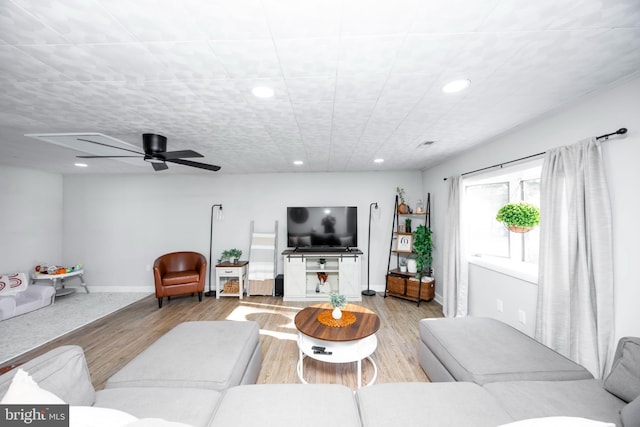 living area featuring wood finished floors, recessed lighting, baseboards, and ceiling fan