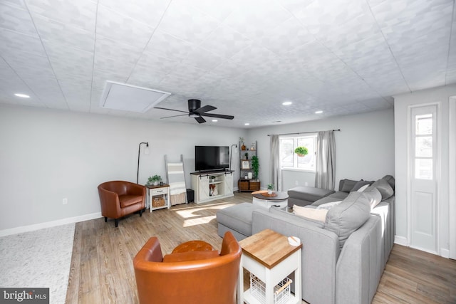 living area featuring recessed lighting, baseboards, wood finished floors, and ceiling fan