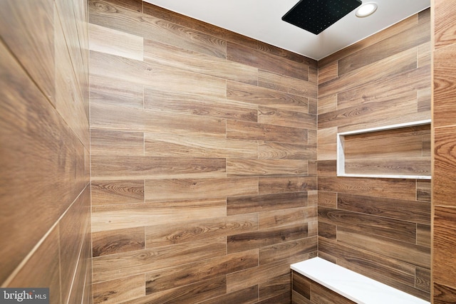 bathroom featuring tiled shower